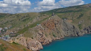 Dağların üzerinden bulutlar