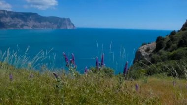 Dağların üzerinden bulutlar