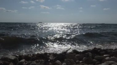 Deniz kıyısında günbatımı