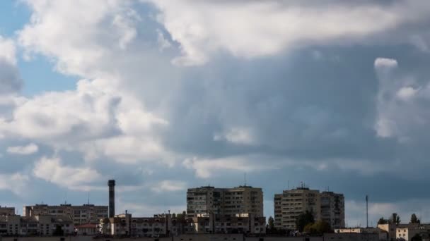 Nubes sobre la ciudad — Vídeo de stock