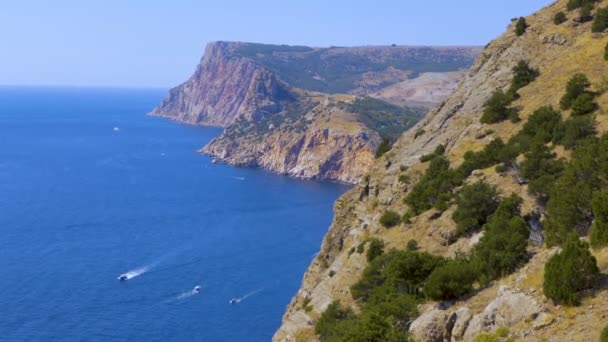 Bergslandskap Ovanför Havet Rörelsen Havet Och Båtar Öppet Hav Vackra — Stockvideo