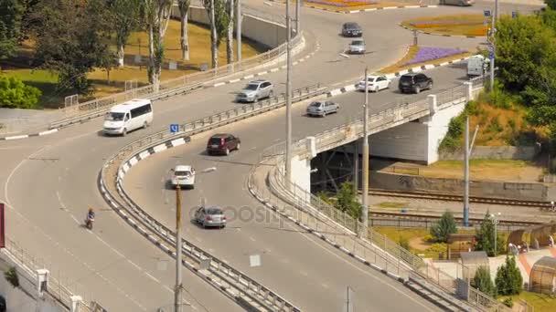 Een brug voor voertuigen — Stockvideo