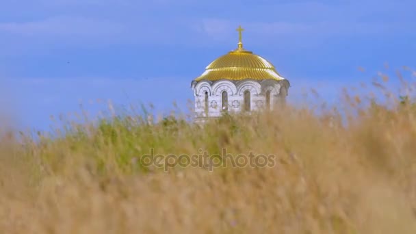 Cúpula Iglesia Cristiana Asomándose Desde Detrás Colina Cúpula Dorada Iglesia — Vídeos de Stock