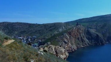 Bulutlar üzerinde tarihsel dağ manzarası. Kayalar denizin asmak.