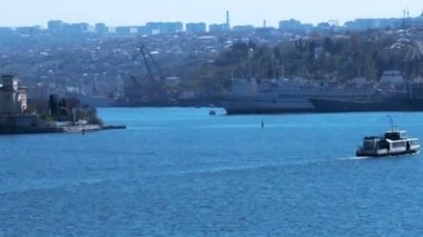 Timelaps Bay şehrin sakin yaz manzara. Şehir sanayi kıyısında. Teknelerin kıyıya yelken. Açık, güneşli bir gün.