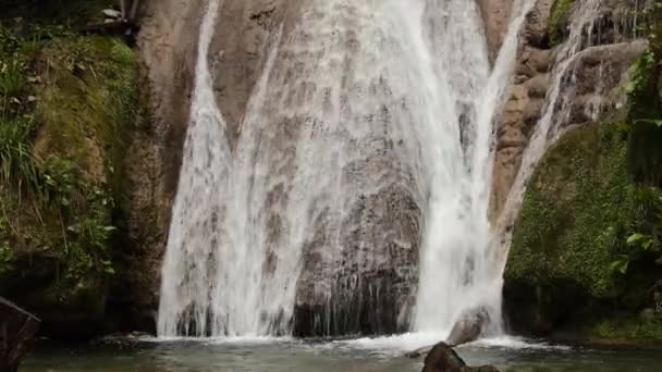 Естественный горный водопад — стоковое видео
