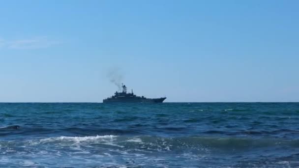 Боевой крейсер в открытом море — стоковое видео