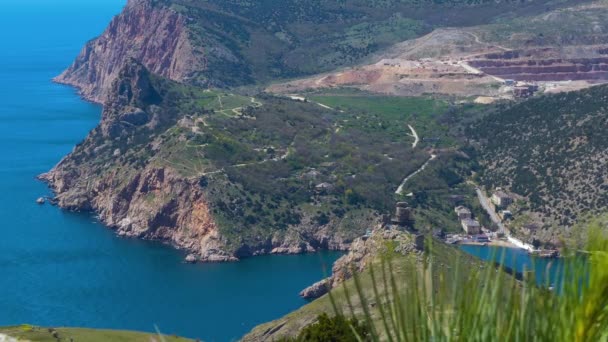 Paisagem montanhosa junto ao mar — Vídeo de Stock