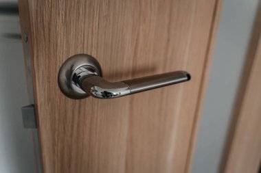 Kapı kilidi ve ahşap kapı kapanıyor. Krom kapı kolu