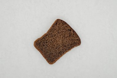 Beyaz arka planda bir dilim ekmek. Yukarıdan görüntüle