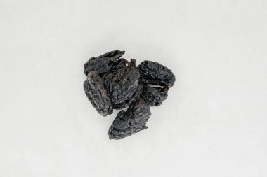 Beyaz arka planda erik izleri var. Yukarıdan görüntüle