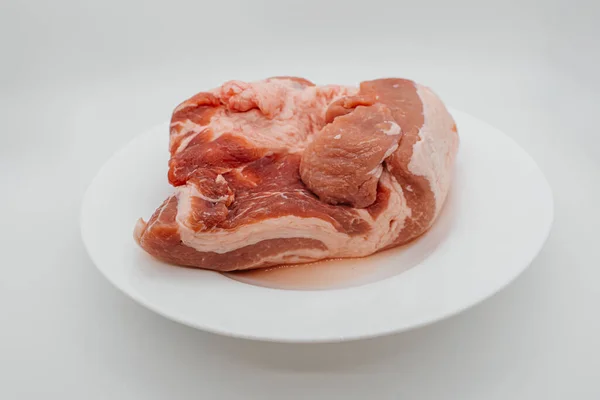 Pedaço Carne Crua Num Prato Branco Vista Lateral — Fotografia de Stock