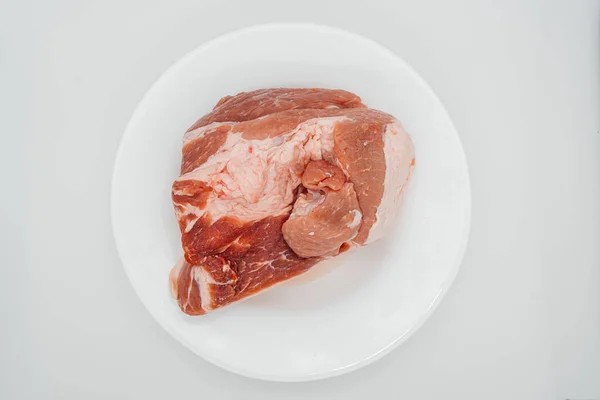 Ein Stück Rohes Fleisch Auf Einem Weißen Teller Blick Von — Stockfoto