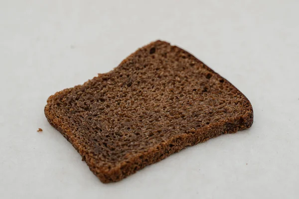 Кусок Хлеба Белом Фоне Крупным Планом Вид Сбоку — стоковое фото