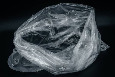 Siyah arka planda selofan çanta. Yan görünüm