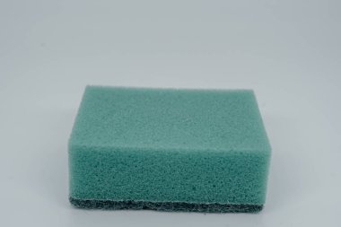 Arka planda bulaşık yıkamak için sünger. Yan görünüm