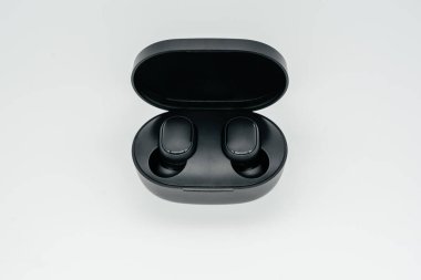 Yakın plan çekimde bluetooth kulaklıklar. Yukarıdan görüntüle