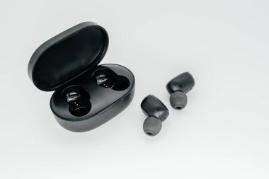 Yakın plan çekimde bluetooth kulaklıklar. Yan görünüm