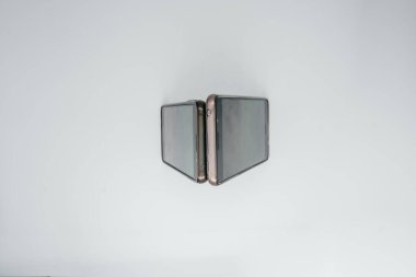 Arka planda iki telefon var. Yakın plan. Yukarıdan görüntüle