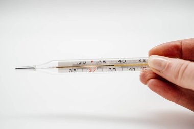 Sıcaklığı 39.2 derece olan termometre yakın çekim. Yan görünüm