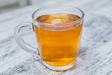 Masada bira dolu bir kupa. Yan görünüm