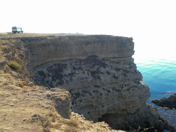 Une Haute Falaise Rocheuse Côtière Abrupte Avec Bus Touristique Sommet — Photo