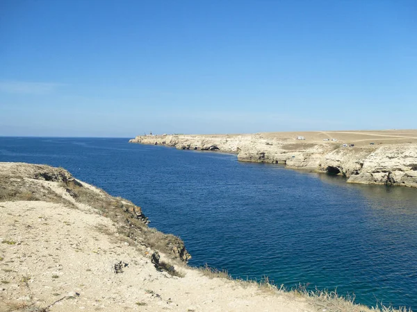 Paisagem Ensolarada Com Fiorde Mar Azul Praias Rochosas Vazias Carros — Fotografia de Stock