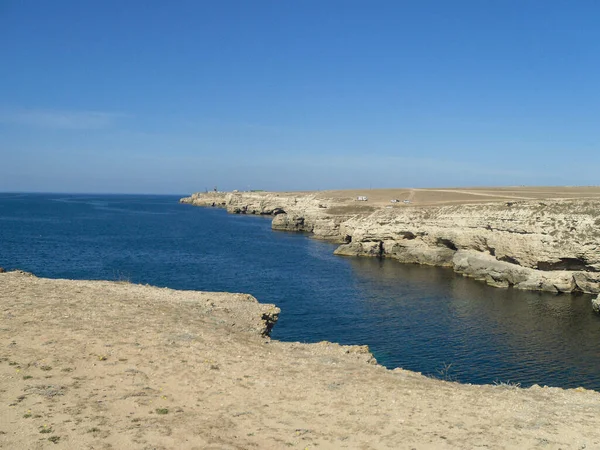 Paisagem Ensolarada Com Fiorde Mar Azul Praias Rochosas Vazias Carros — Fotografia de Stock