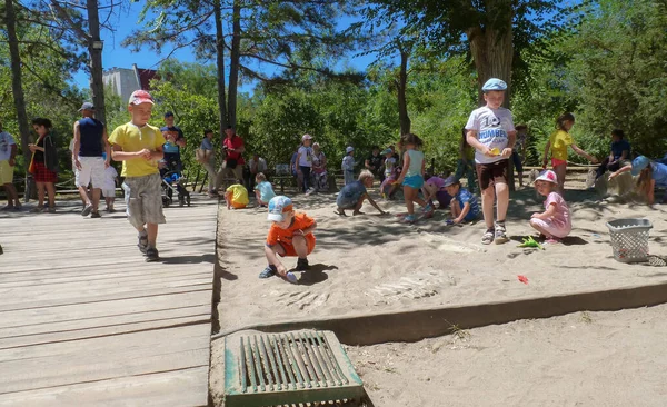 Sochi Russia July 2019 Many Children Play Large Sandbox Sunny — Stock Photo, Image