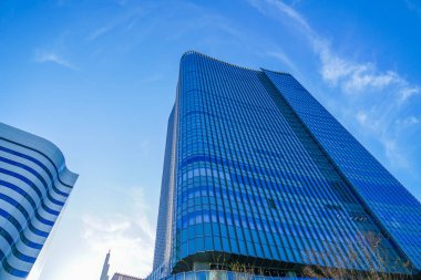 Yurakucho 'nun mavi gökyüzü ve binaları