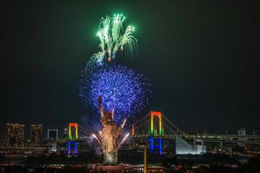 Tokyo gece görüşü ve havai fişekler (Odaiba Gökkuşağı Havai fişekleri 2019)