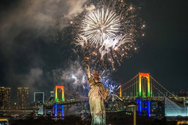 Tokyo gece görüşü ve havai fişekler (Odaiba Gökkuşağı Havai fişekleri 2019)