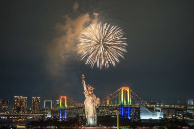 Tokyo gece görüşü ve havai fişekler (Odaiba Gökkuşağı Havai fişekleri 2019)