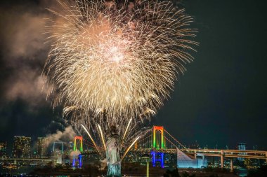 Tokyo gece görüşü ve havai fişekler (Odaiba Gökkuşağı Havai fişekleri 2019)
