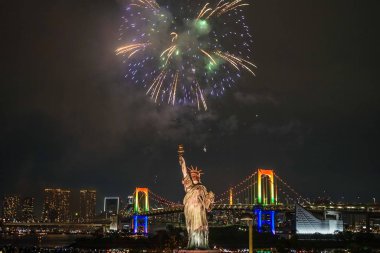 Tokyo gece görüşü ve havai fişekler (Odaiba Gökkuşağı Havai fişekleri 2019)