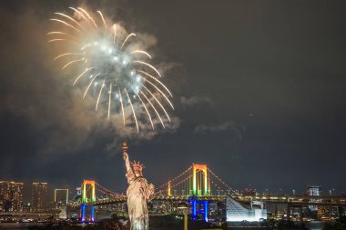 Tokyo gece görüşü ve havai fişekler (Odaiba Gökkuşağı Havai fişekleri 2019)