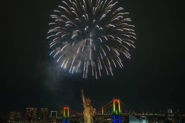Tokyo gece görüşü ve havai fişekler (Odaiba Gökkuşağı Havai fişekleri 2019)