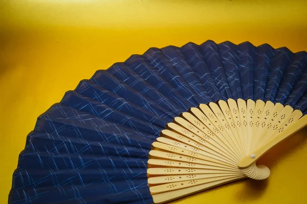 Вентилятор Золотом Фоне — стоковое фото