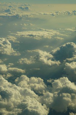 Uçaktan görünen bulut denizi görüntüsü 