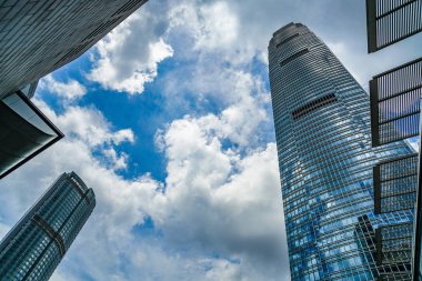 Boş yüksek binalar ve Hong Kong 'un güzel havası.