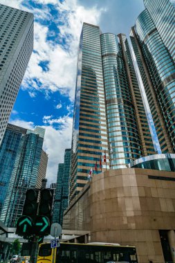 Boş yüksek binalar ve Hong Kong 'un güzel havası.