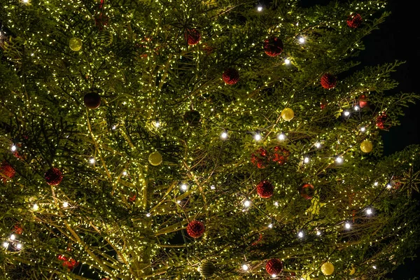 光沢のあるクリスマスツリー クリスマスマーケット — ストック写真
