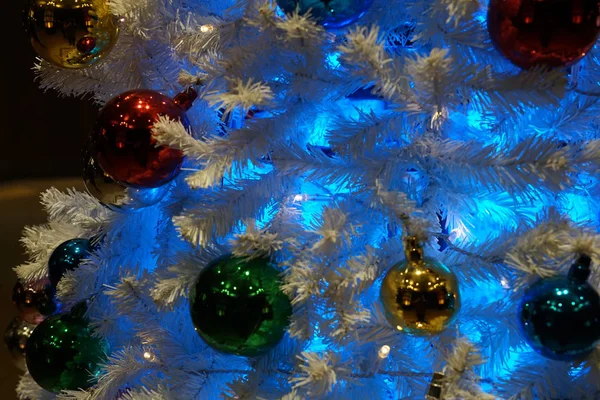 光沢のあるクリスマスツリー クリスマスマーケット — ストック写真