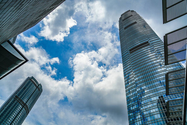 Пустые высотные здания и прекрасная погода в Гонконге
