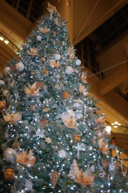 Beyaz ve şirin Noel ağacı görüntüsü