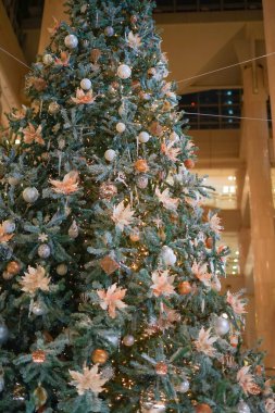 Beyaz ve şirin Noel ağacı görüntüsü