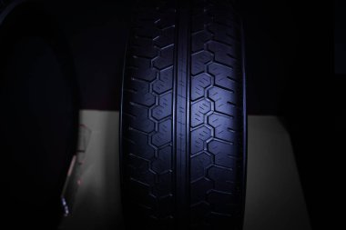 Şık bir araba lastiğinin görüntüsü