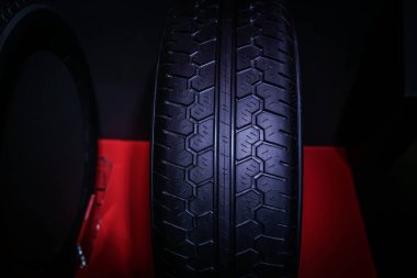 Şık bir araba lastiğinin görüntüsü