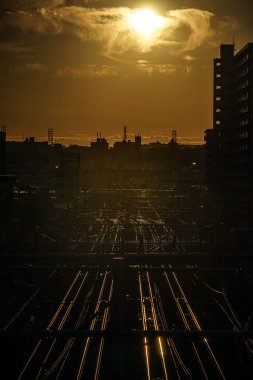 Akşamın görüntüsü ufuk çizgisi ve çizgi