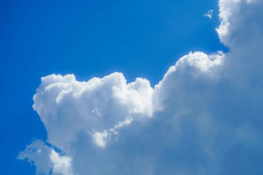 Yaz gök gürültüsü ve mavi gökyüzü